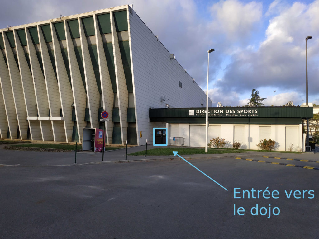 L’attribut alt de cette image est vide, son nom de fichier est Photo-Exterieur-Dojo-Bleu-1024x768.jpg.